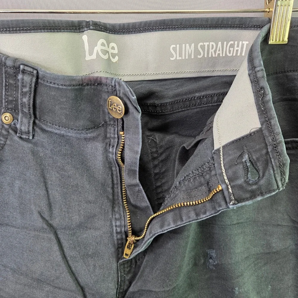 Lee slim straight